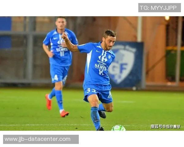 英超激战：里昂与尤文图斯握手言和红牌事件引发全场热议与转会传闻